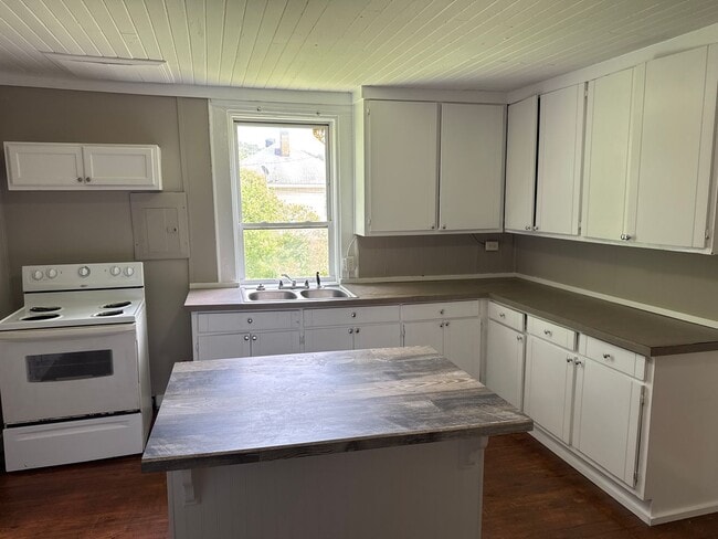 Building Photo - 2 Bed 1 Bath Home