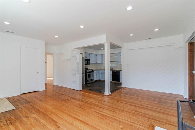 Foto del edificio - 13057 Gladstone Ave