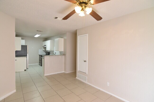 Foto del edificio - 2302 Silverhill Dr