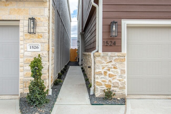 Building Photo - 1524 Beach Oak Dr