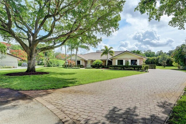 Building Photo - 7120 Hialeah Ln
