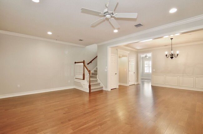 Building Photo - Stunning 2/2.5 Spacious Townhome with a Lo...