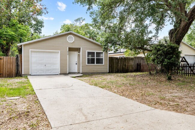 Foto del edificio - Cute 3/2 home with garage