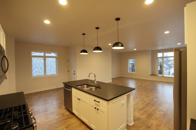 Cocina/Sala de estar - 1012 E Pearson St