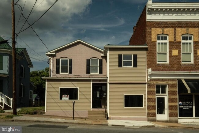 Building Photo - 211 N George St.
