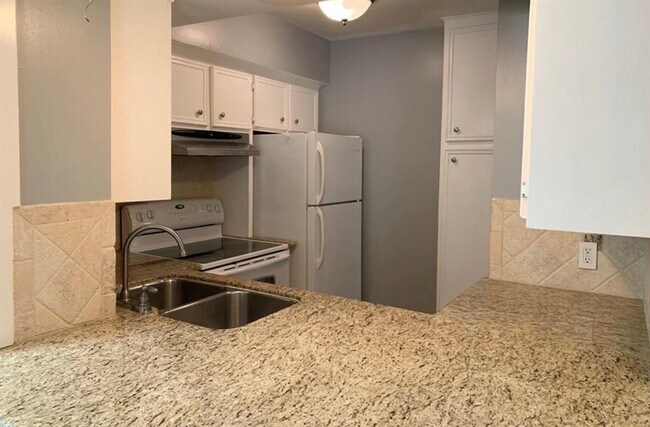 Foto del edificio - 6483 Bayou Glen Rd