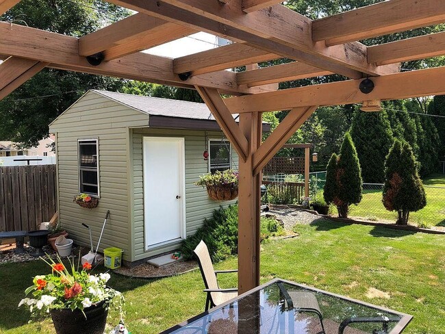little gardenshed - 2383 Balsam Way
