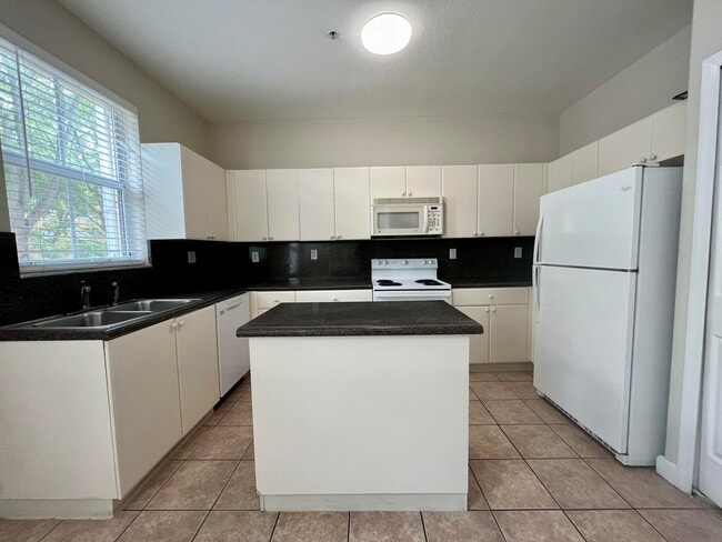 Building Photo - 3507 Shoma Dr