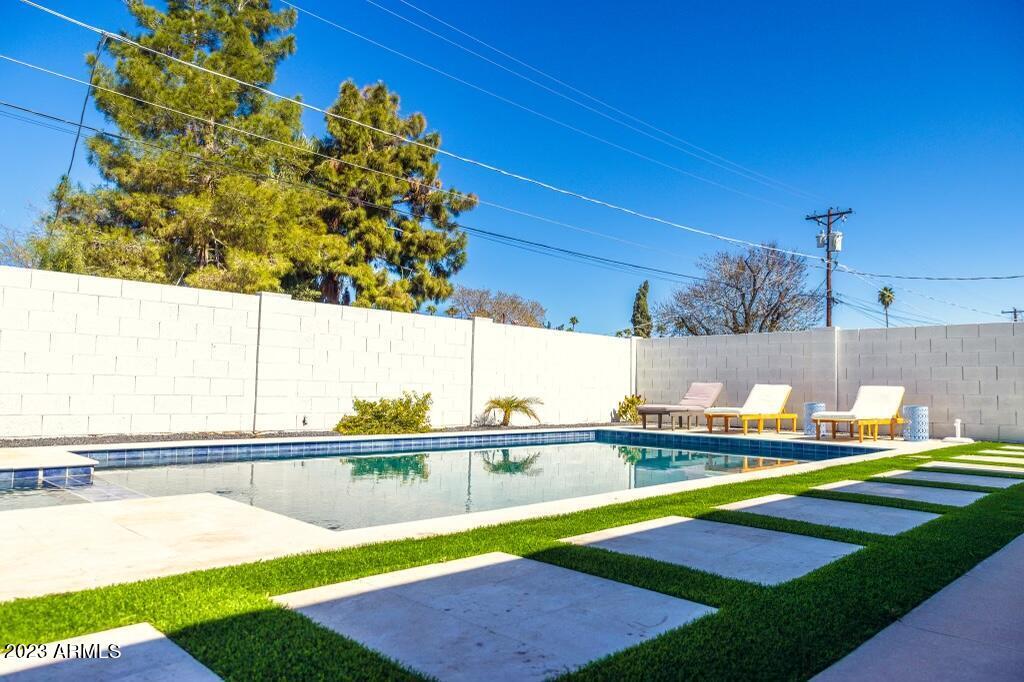 Foto principal - 8210 E Windsor Ave