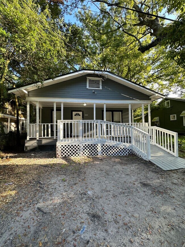 Foto del edificio - Fully Renovated 2/1 -Single Family Availab...