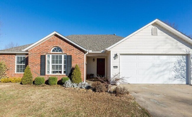Building Photo - 3 bed 2 bath
