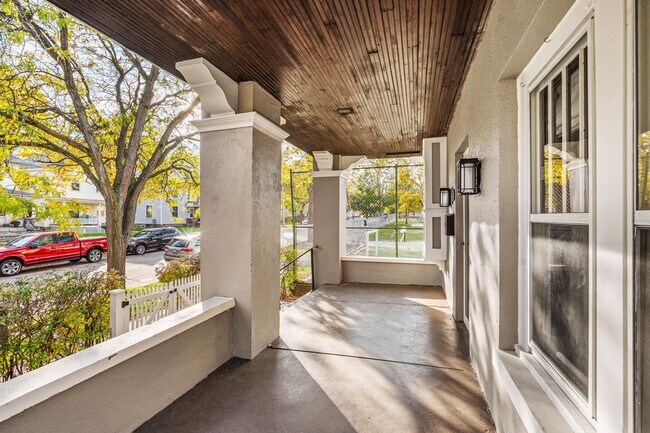 Foto del edificio - 127 Trowbridge St NE