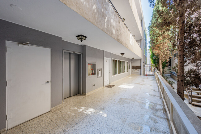 Building Photo - 415 N Palm Dr