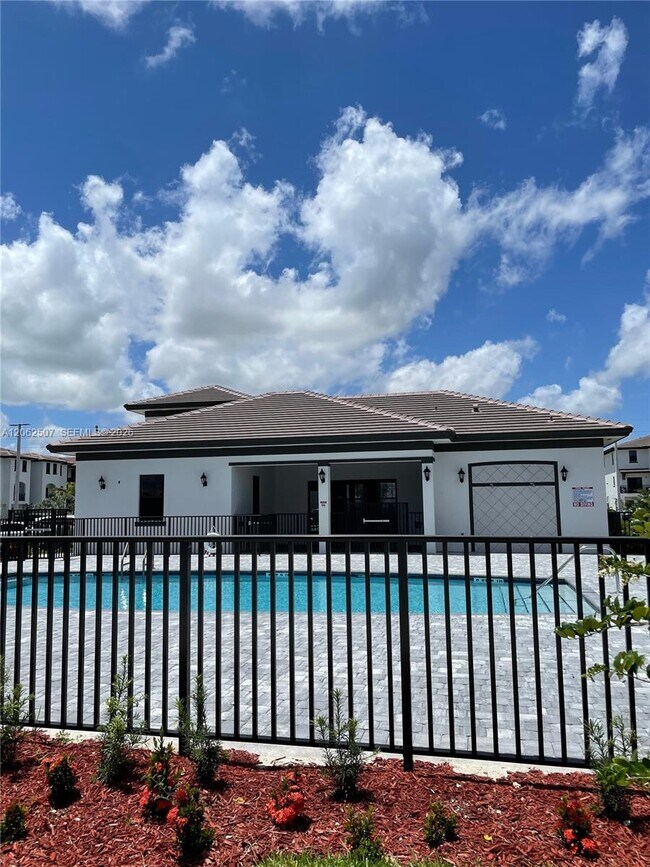Foto del edificio - 15560 SW 136th St