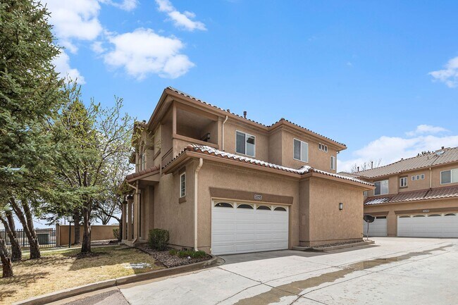Building Photo - Townhouse, close to FT Carson, Cheyenne Mt...
