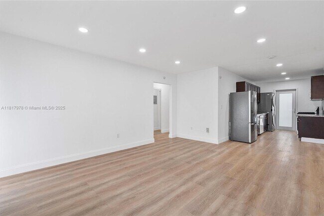 Building Photo - 2250 Bay Dr