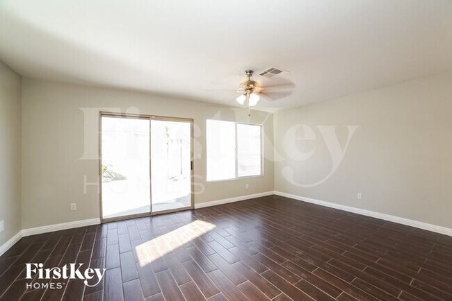 Foto del edificio - 4715 Rockpine Dr