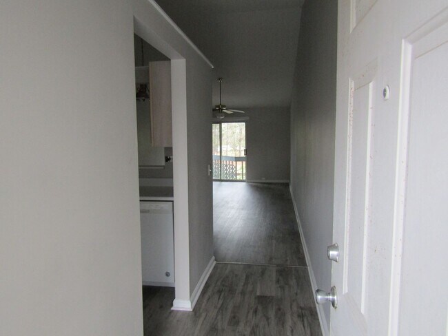 Building Photo - 910 Brett Dr