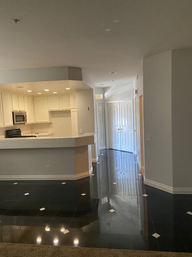 Foto del edificio - 2 BEDROOM 2 BATH CONDO LOCATED IN THE HEART OF TUSTIN RANCH $3,175