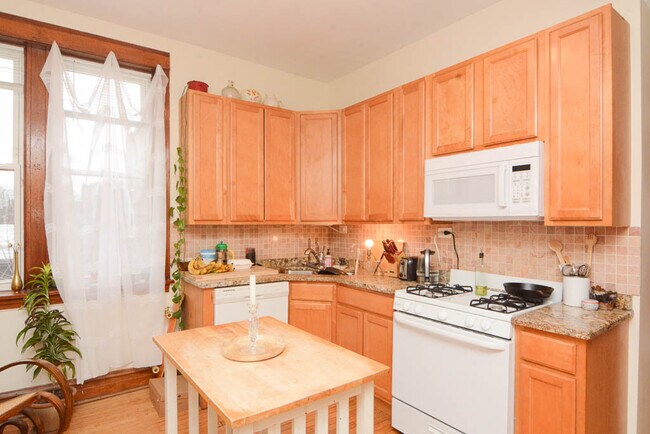 Foto del edificio - 2 Bedroom, 1 Bath in Ukrainian Village (Io...