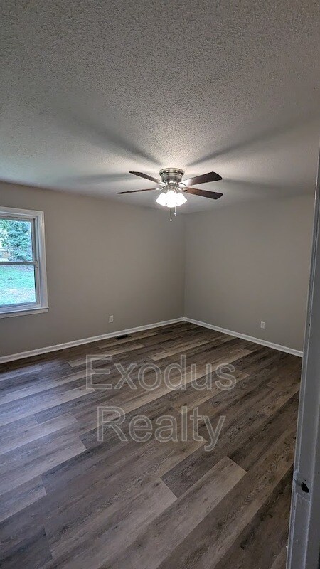 Foto del edificio - 8708 Peach Tree Dr