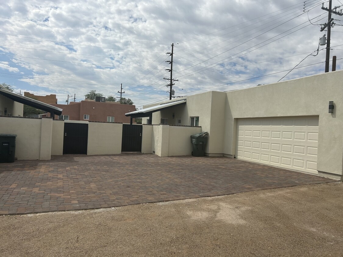 Primary Photo - 1004 E Silver St