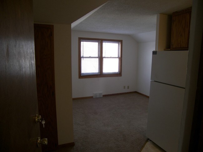 Building Photo - 56 Logan Ave W