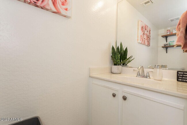 Medio baño en la planta principal - 455 S Mesa Dr