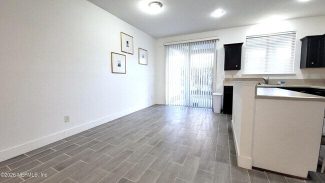 Foto del edificio - 2303 Sunset Bluff Dr