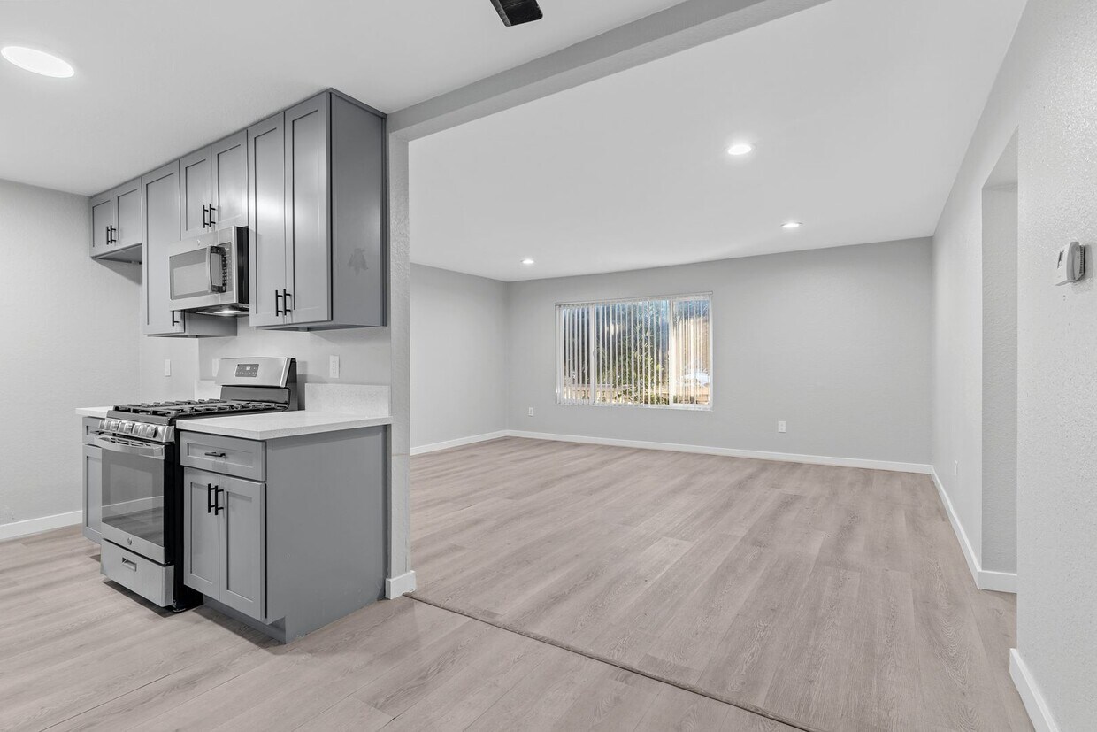 Foto principal - 8101 Larson Ave
