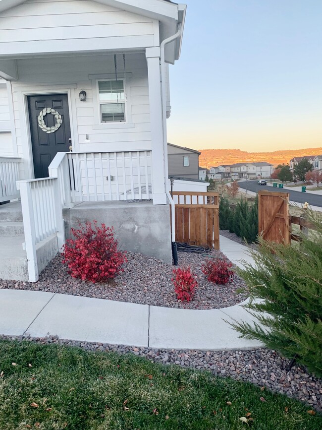 Side of house and path to back yard - 3316 Evening Pl