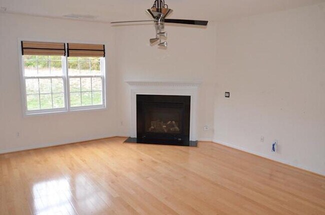 Building Photo - 3 Stirrup Ln