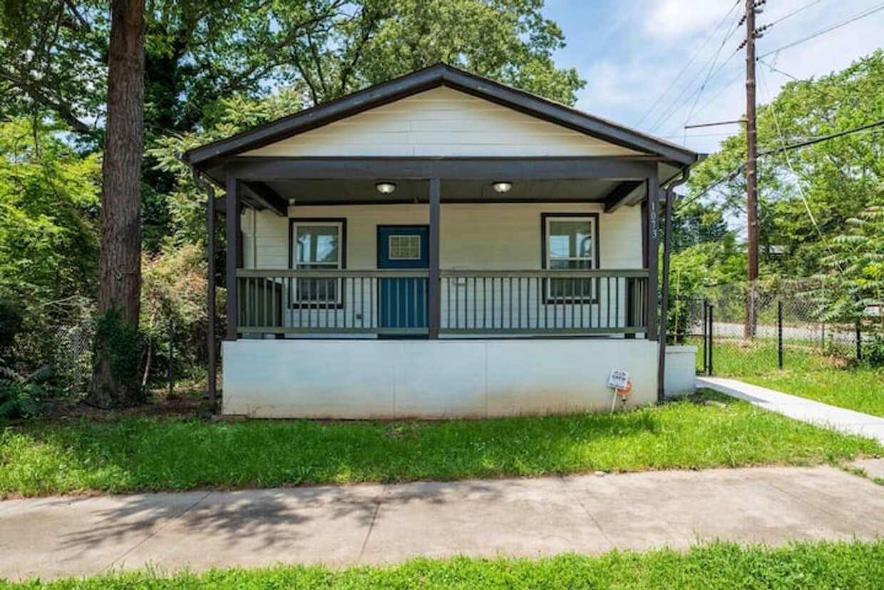 Primary Photo - Stunning Renovated 3BR/2BA Home - Minutes ...