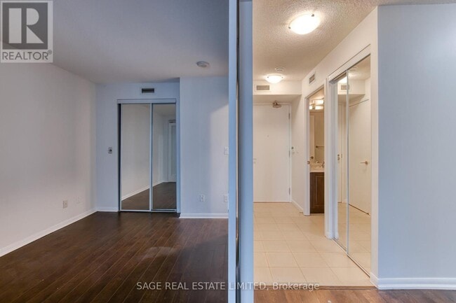 Building Photo - 215 Fort York Blvd