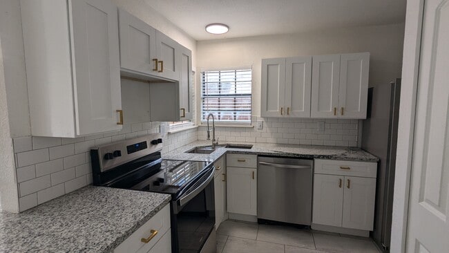 Building Photo - 665 Stonehenge Dr