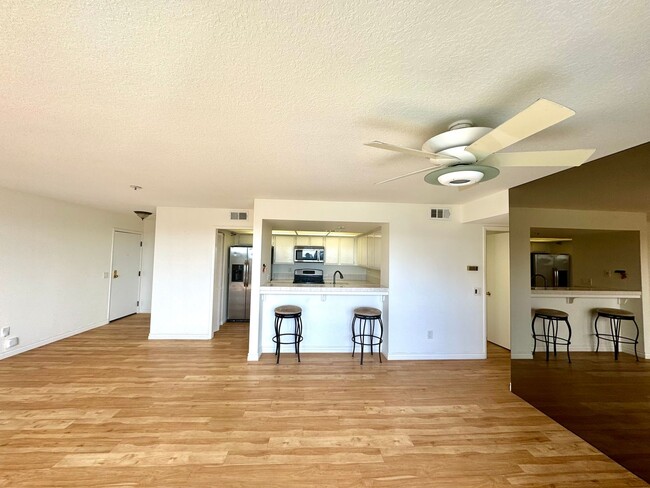 Building Photo - Beautiful 2 bedroom spacious Newport Beach...