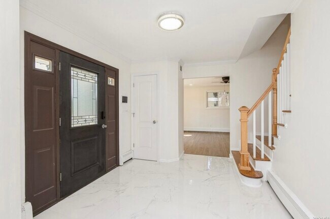 Foto del edificio - 1037 Commack Rd