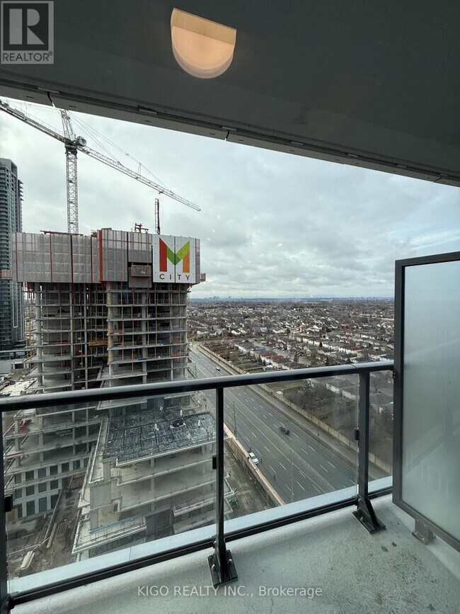 Photo du bâtiment - 448 Burnhamthorpe Rd W