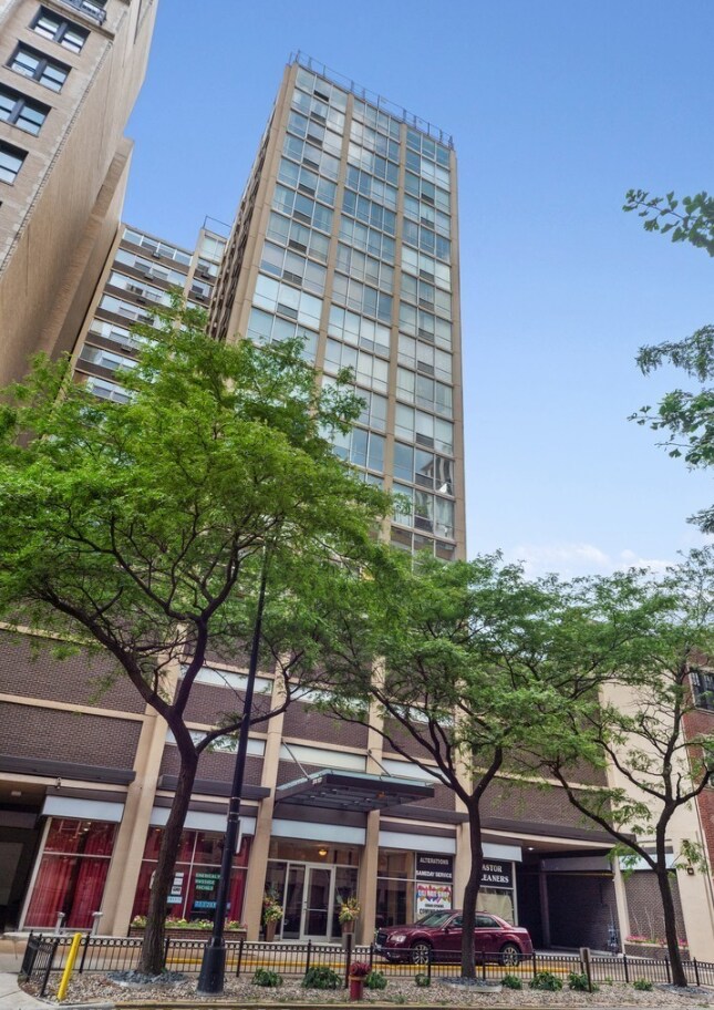 Building Photo - 3110 N Sheridan Rd