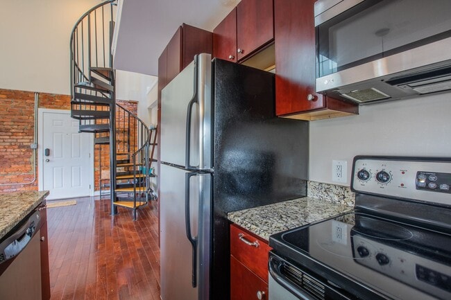 Building Photo - Lavish 2 BR/2 BA Loft-Style Condo in Brigh...