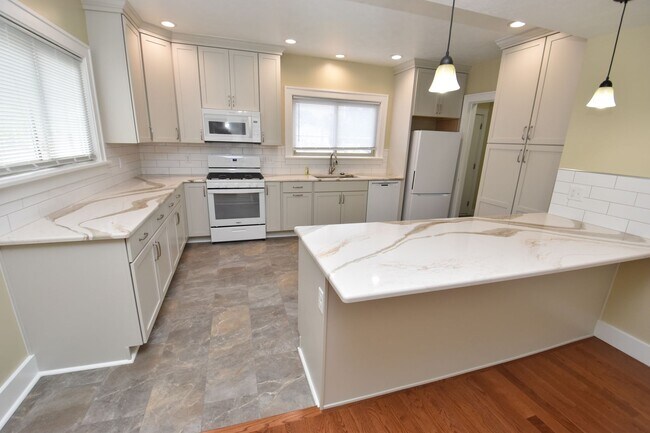 Foto del edificio - Extensively renovated All utilities includ...