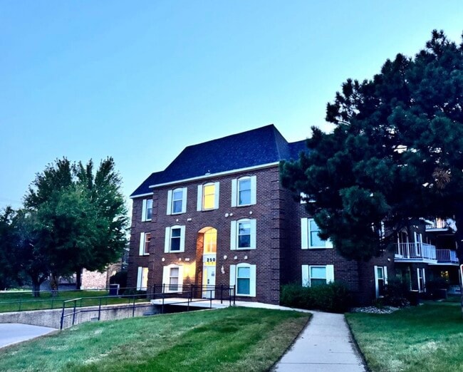 Building Photo - 2505 S Kiwanis Ave