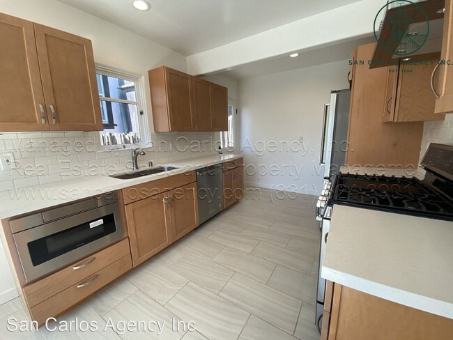 Building Photo - 2 br, 1 bath House - Santa Rita 6 SE Ocean