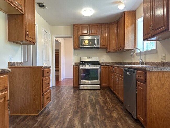 Building Photo - Charming Riverside Home with 3 Beds, 2 Bat...