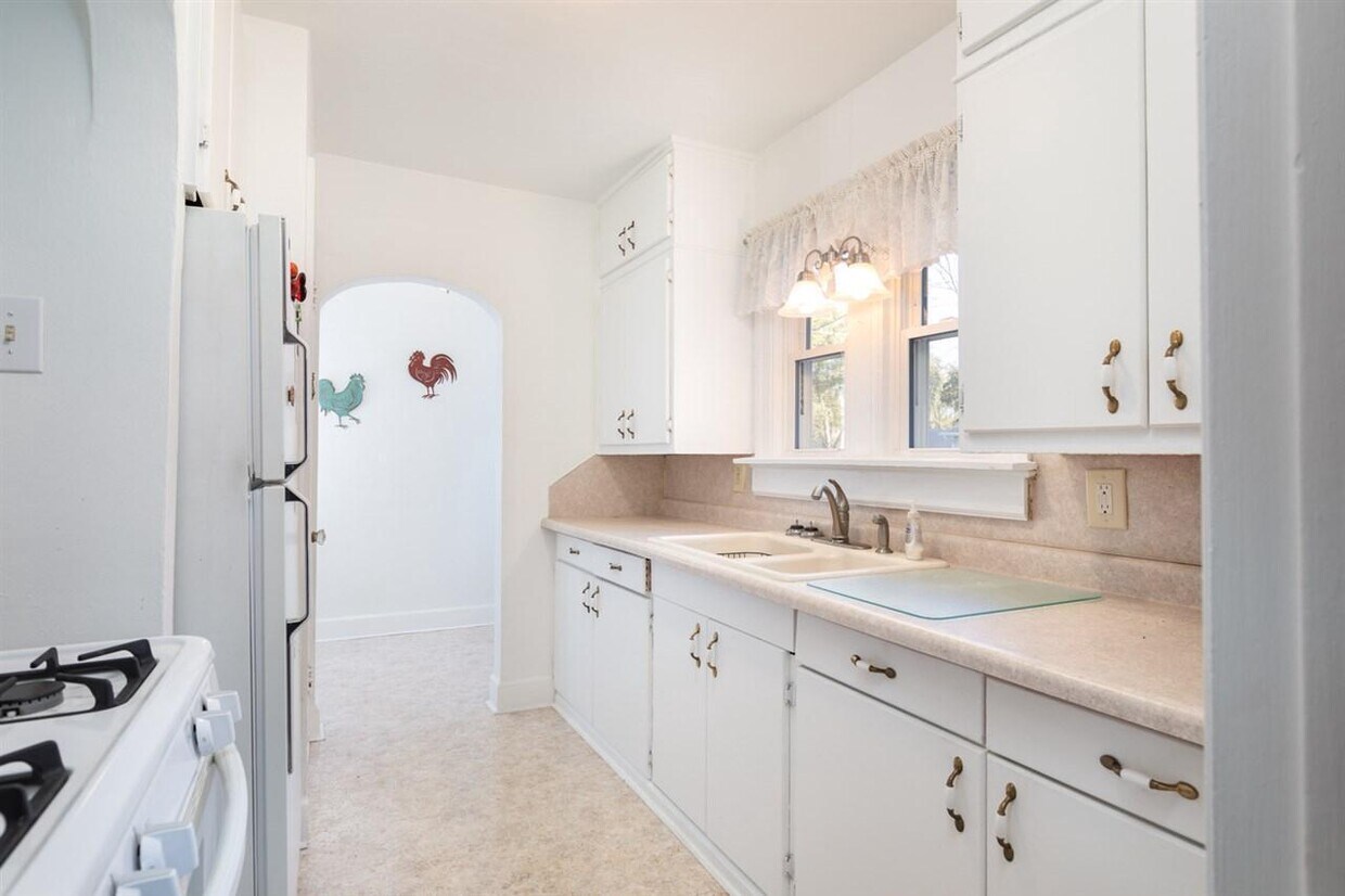Kitchen and breakfast nook - 1426 Henry Ave