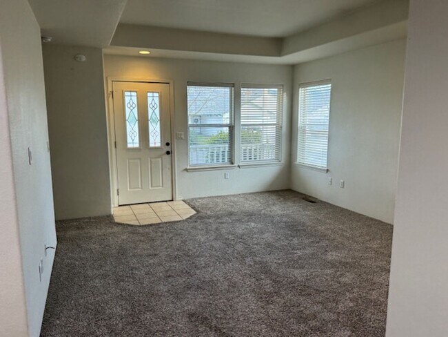 Foto del edificio - COMING SOON !!  DUPLEX CENTRALLY LOCATED W/ DOUBLE CAR GARAGE AND FENCED YARD