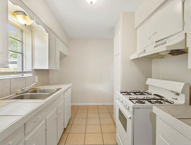 Building Photo - 13306 Oak Leaf Ln