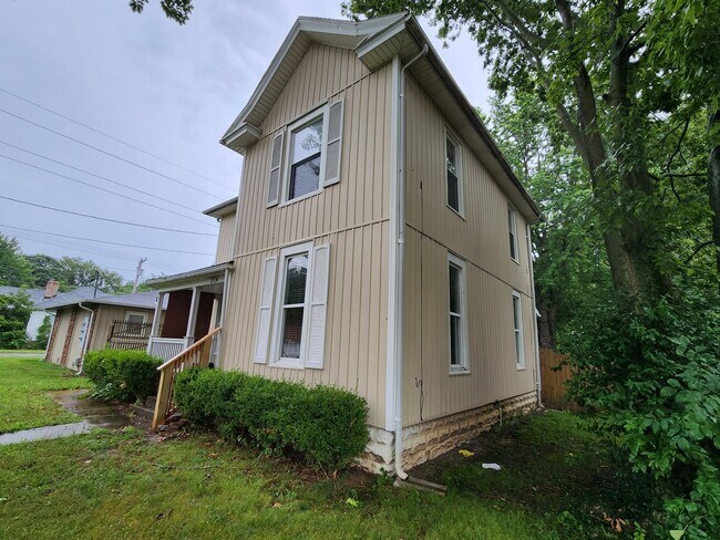 Foto del edificio - Spacious 4-Bedroom, 2-Bathroom Home COMING...