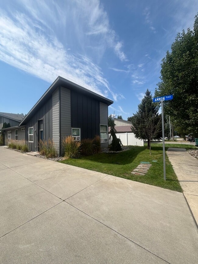 Building Photo - 1721 Ammon Pl