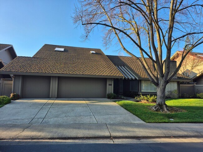 Foto del edificio - Beautiful  4 bedroom 2.5 bath with loft & Pool